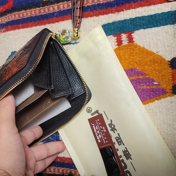 Leather embossed painted leather wallet multi slot with crystal accessory - Picture 3 of 5